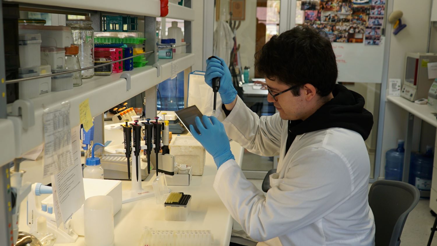 Estudiante de doctorado uss en el laboratorio institucional sede Los Leones