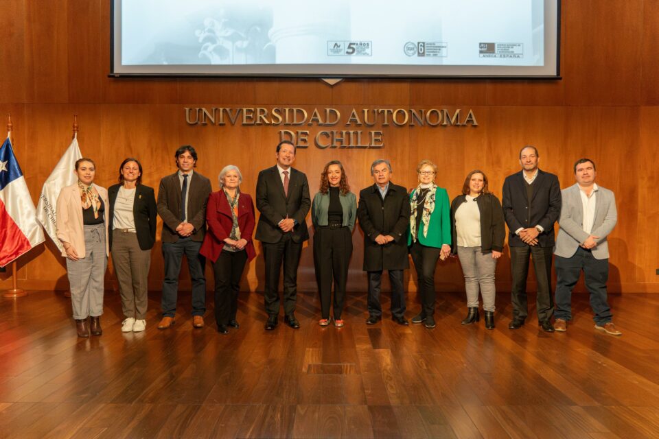 Autoridades de la Red Interuniversitaria en Investigación Asociativa junto a la subsecretaria de Ministerio de Ciencia, Tecnología, Conocimiento e Innovación, Carolina Gainza.