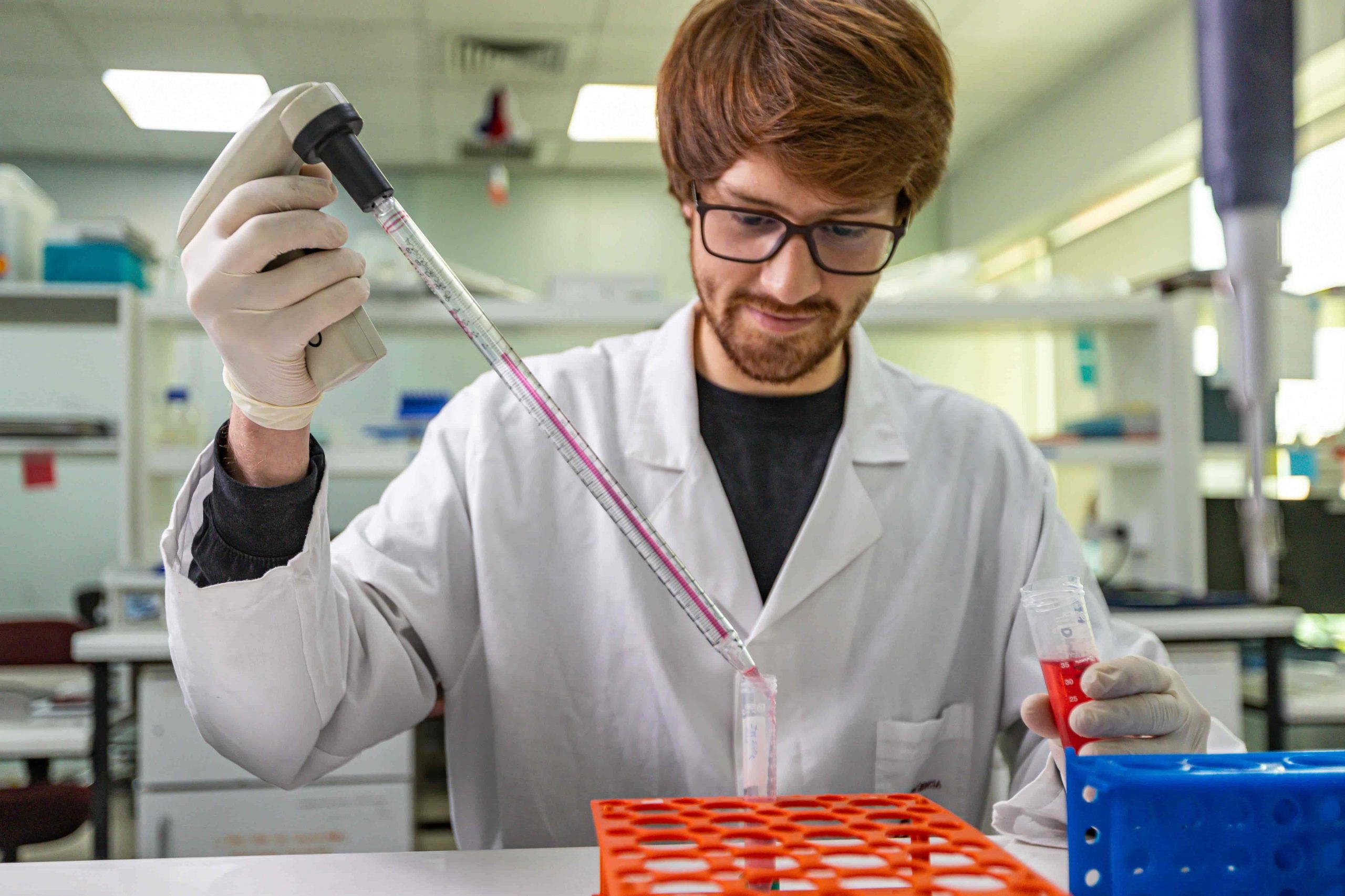 Foto de un investigador USS tomando muestras en el Laboratorio Institucional de Ciudad Empresarial con Fundación Ciencia y Vida