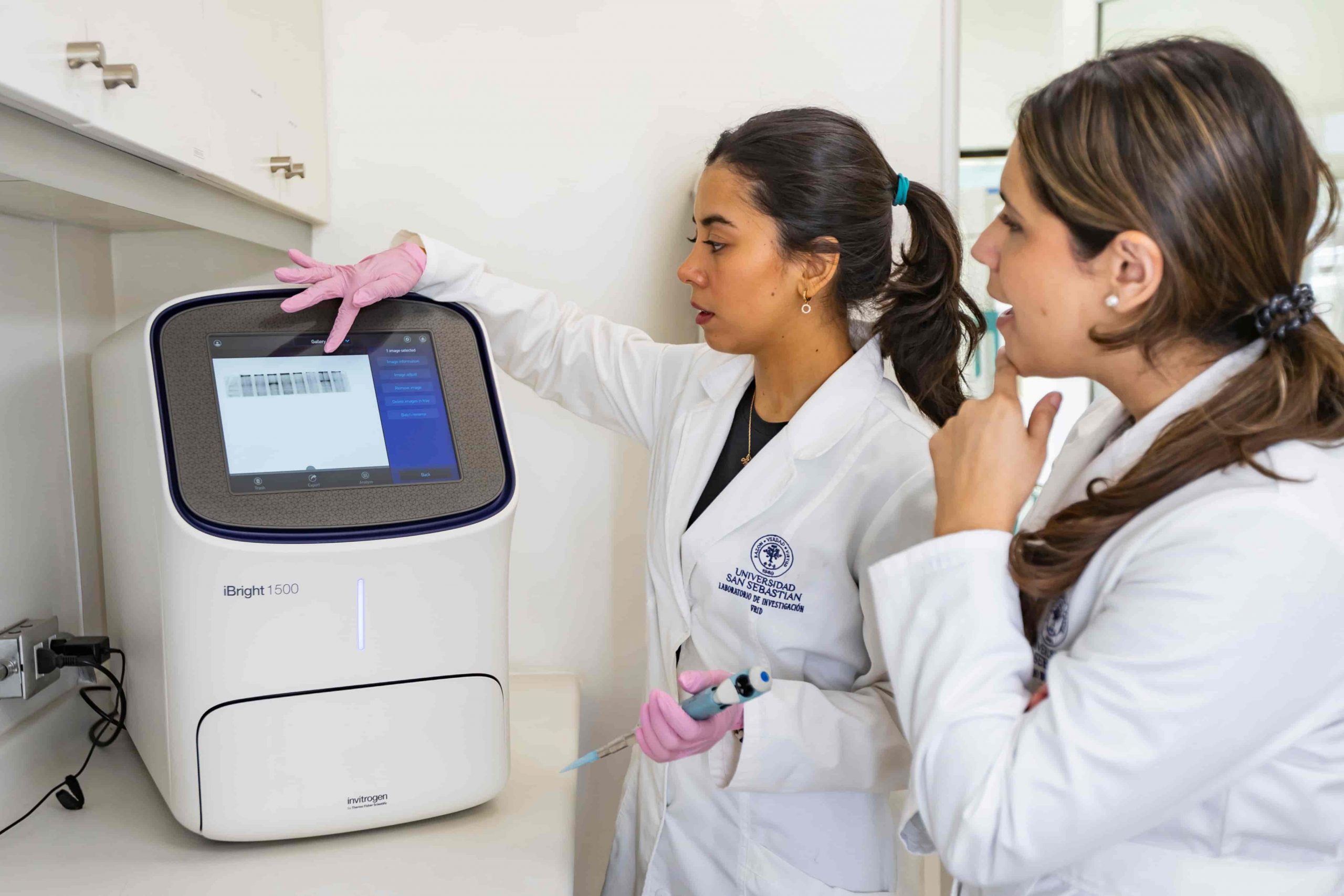 Dos investigadoras USS analizan muestras en el laboratorio institucional campus Los Leones