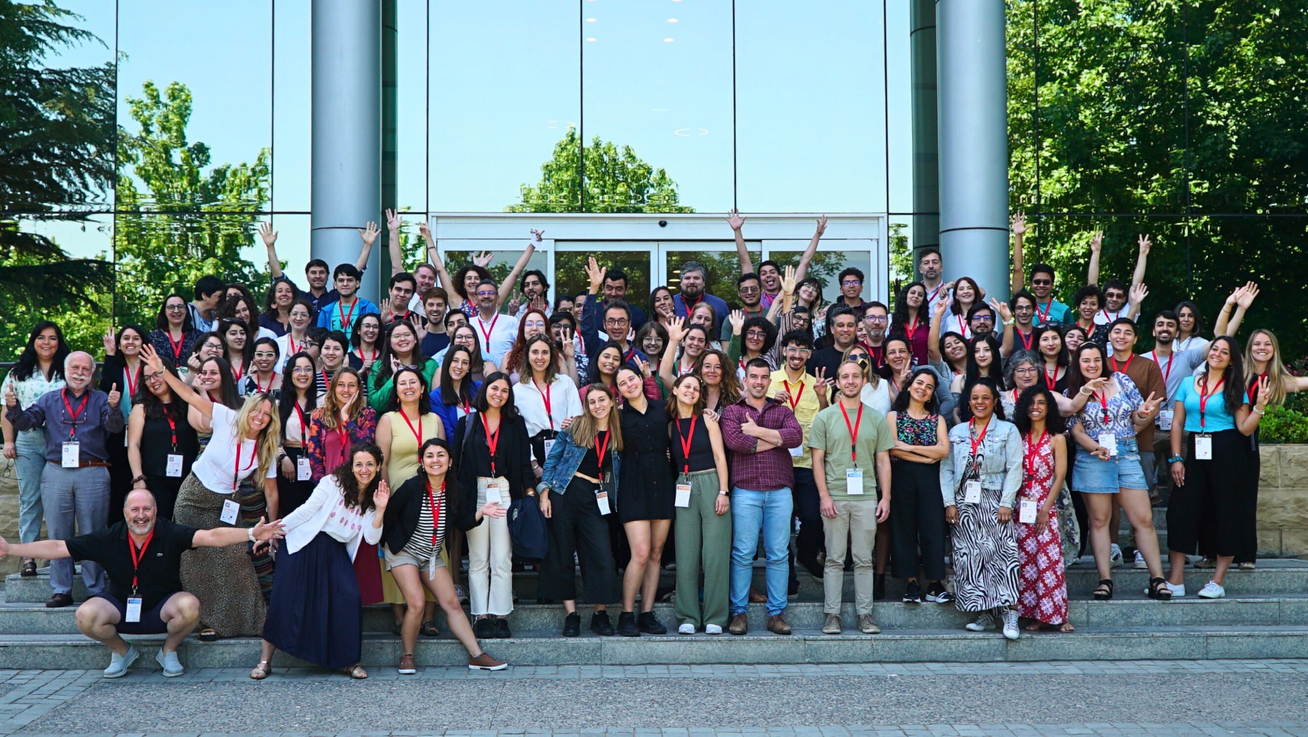 Foto distendida de todos los asistentes al curso avanzado Centro Basal Ciencia y Vida USS y el Intitute Curie