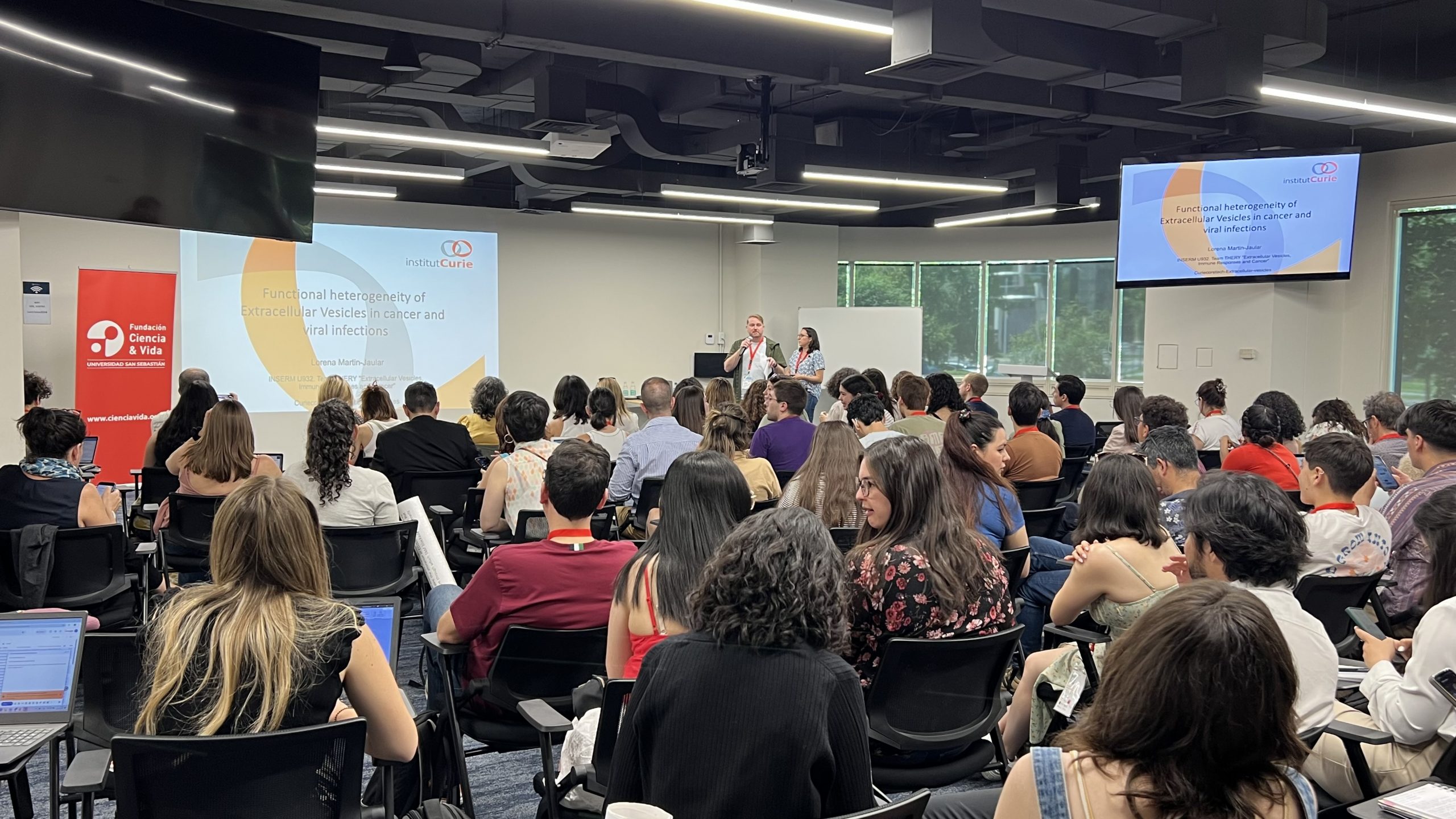 imagen de los asistentes sentados en el auditorio curso avanzado sobre inmunidad e inmunoterapias contra el cáncer 