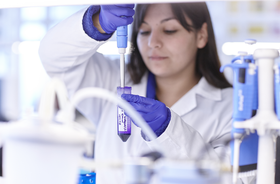 imagen de una investigadora uss en el laboratorio institucional