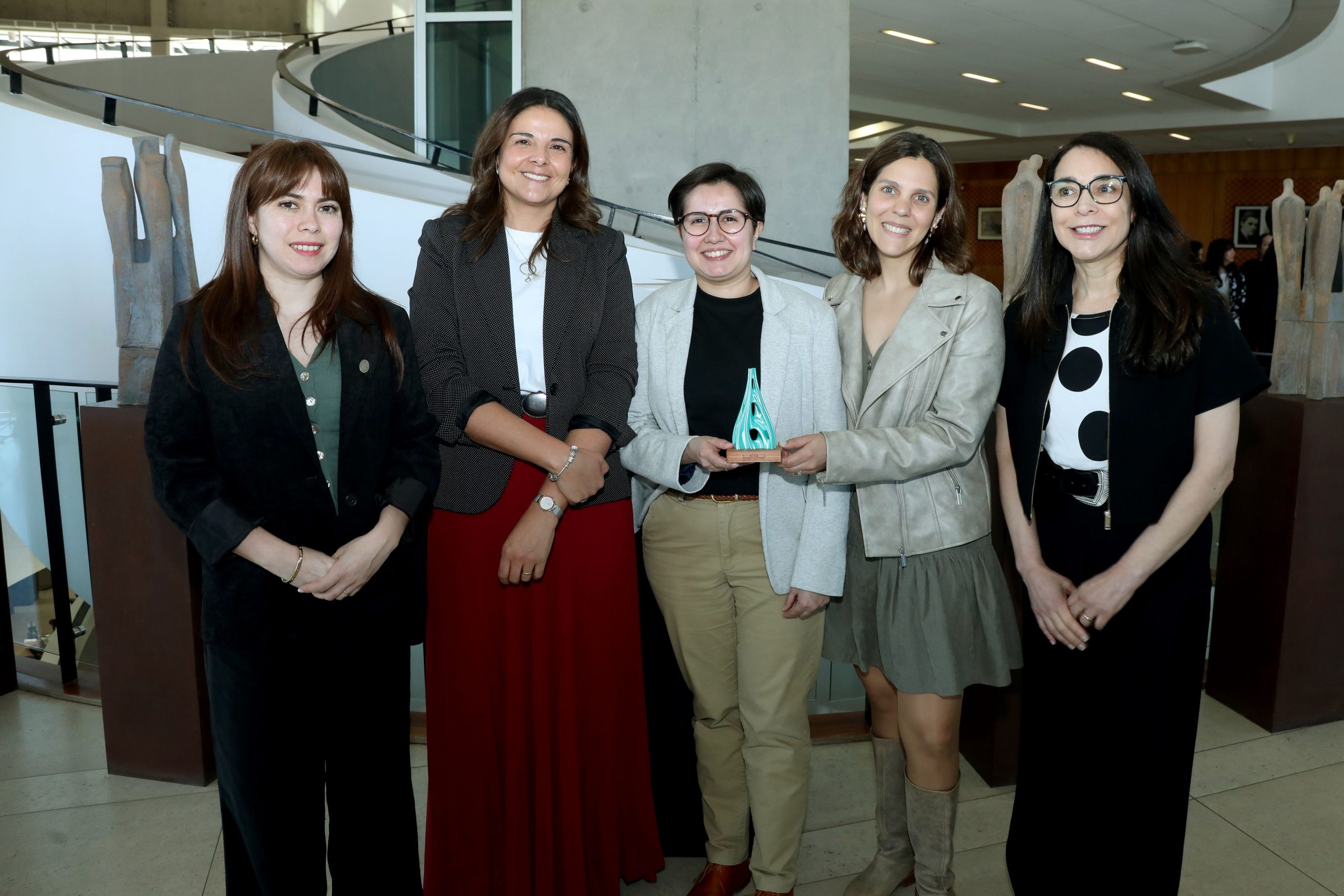 Claudette Cantin y Andrea Leiva ceremonia premiación concurso interuniversitario